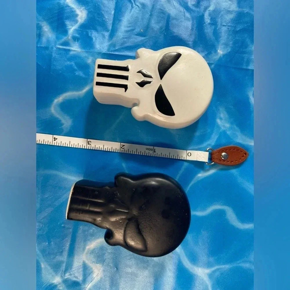 Marvel The Punisher - Black & White Skull Logo Ceramic Salt & Pepper Shaker Set - Picture 10 of 11